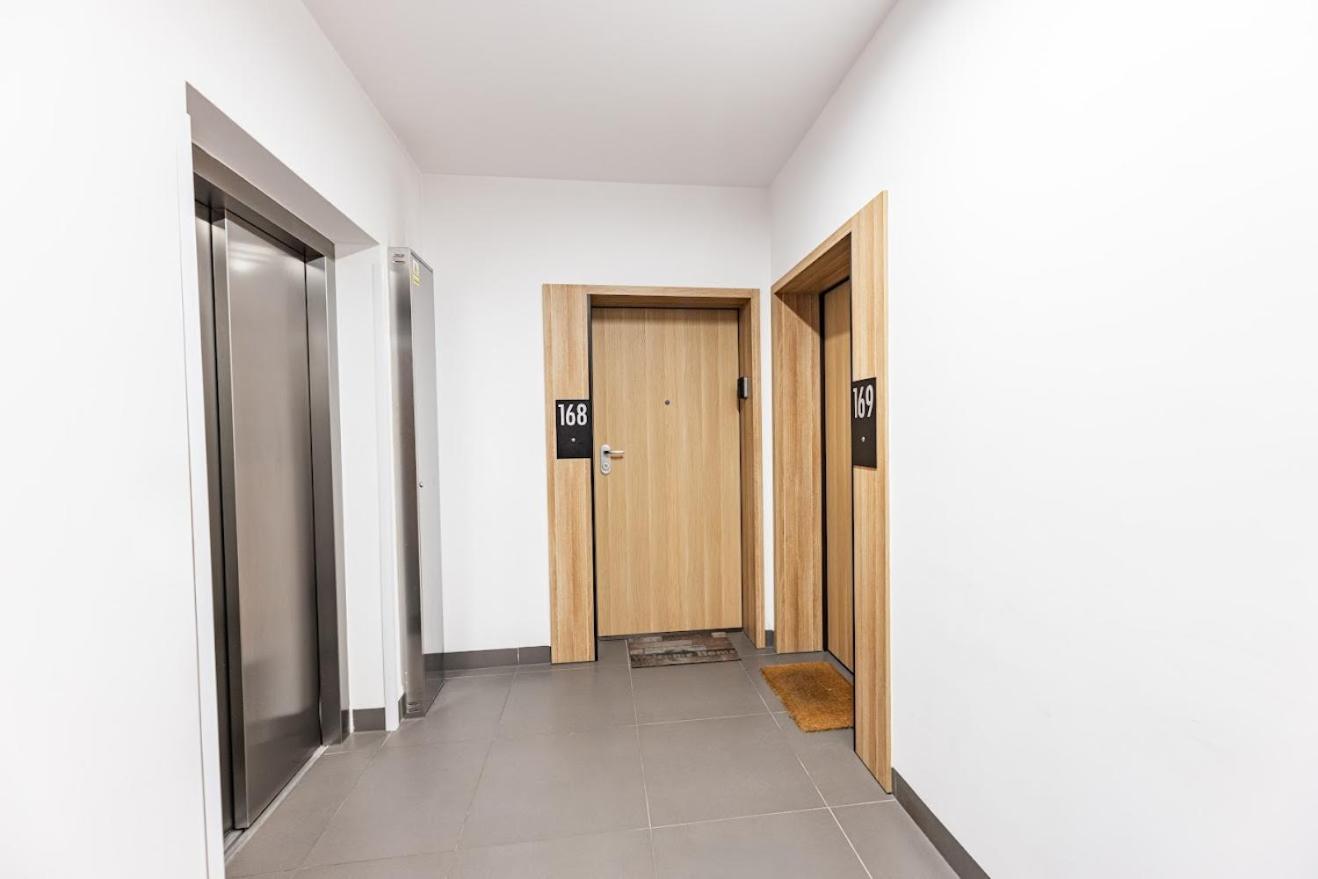 Fajny Apartament Z Parkingiem, Obok Metra. Warsaw Exterior photo